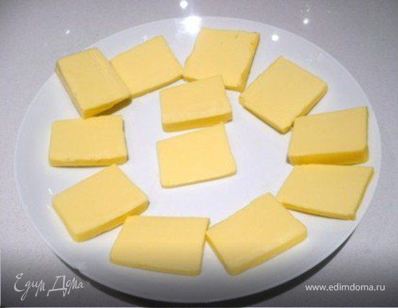 Масло порезать на квадратики, не очень тонкие.  
