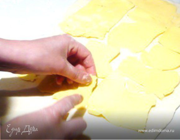 Выложить на 2/3 теста масло, оставив по краям «бордюрчики». 
