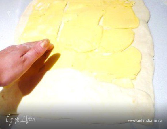 Завернуть «свободную» 1/3-ю теста, накрыв ею масло. Защепить края. 
