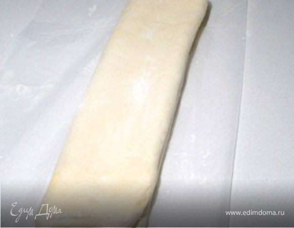 ...потом вчетверо. Поставить в холодильник на 30 минут. За это время клейковина (глютен)  «расслаюбится» и  тесто будет легче раскатывать. Но можете попробовать и без этой 30-минутной паузы.
