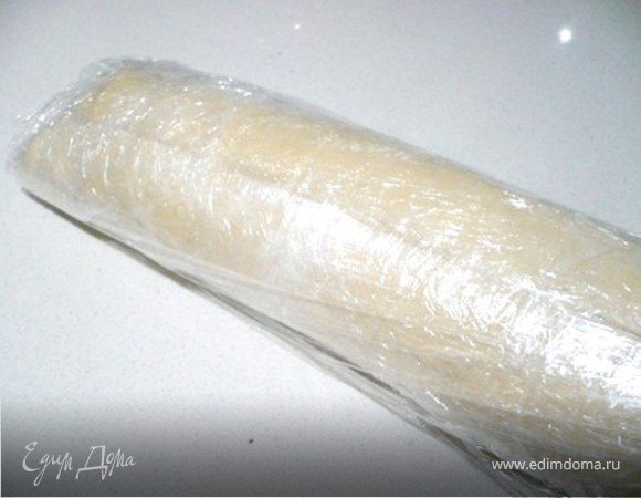 Завернуть тесто плотно в пленку в 3 слоя, чтобы тесто не «взорвалось» бы во время брожения. Поставить тесто в холодильник на 8 часов или на ночь.
