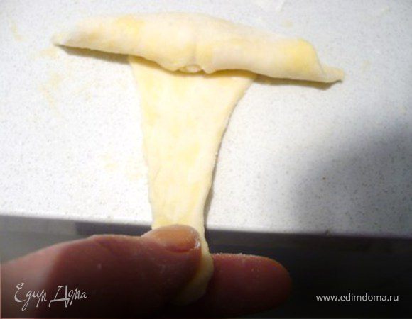 Оттягивая язычок , завернуть тесто в рогалик.
