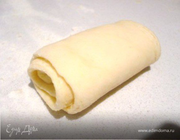 PAIN AU CHOCOLAT: На прямоугольник выложить кусочек шоколода и завернуть. Немного прижать сверху.
