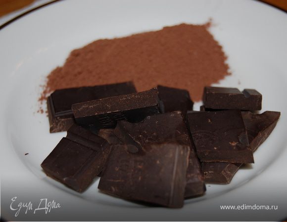 Молоко и сливки подогреть и, не снимая с огня, добавить кусочки шоколада и сахар.