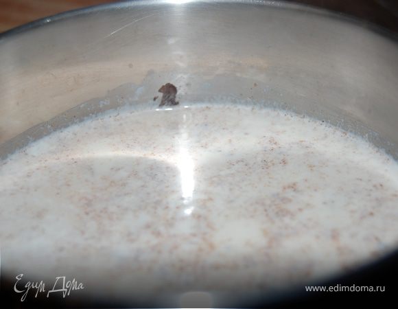 Интенсивно помещивать до тех пор, пока шоколад не соединится с молоком. Как только шоколад начнет загустевать, разлить его по чашкам. Прямо в чашку можно добавить немного теплых сливок и посыпать корицей.