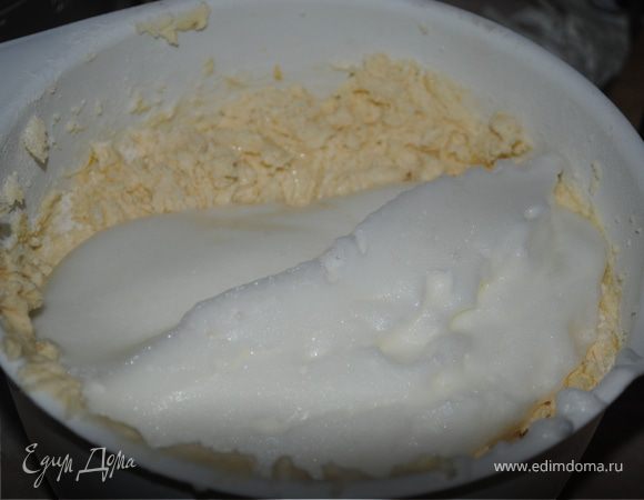 Белки взбить в пышную пену и добавить их в тесто.