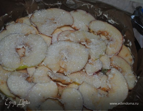 Форму смазать маслом и присыпать мукой.
Выложить в форму половину теста, а сверху выложить половину яблок.
Выложить оставшееся тесто и оставшиеся яблоки.
верхний слой яблок смазать растопленным малом и присыпать сахаром.