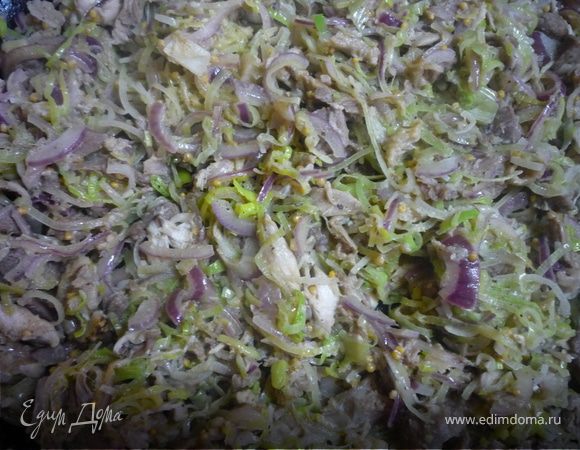 На нижний пласт теста выложить начинку. От второй половины теста отделить небольшой кусочек на украшения.