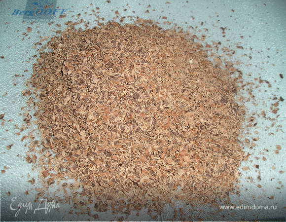 Шоколад  натереть  на  крупной  терке.