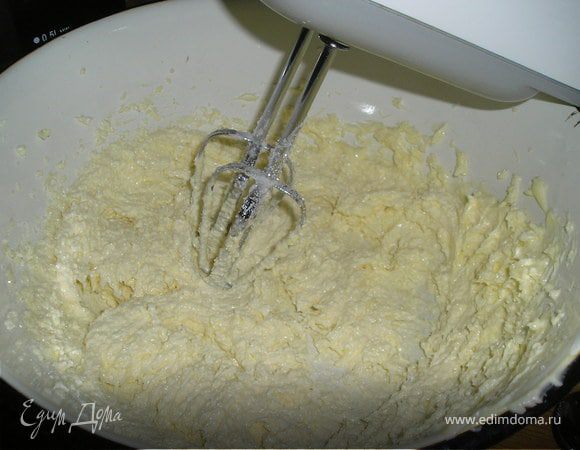 Масло  сливочное  взбить  со  100 г  сахара.