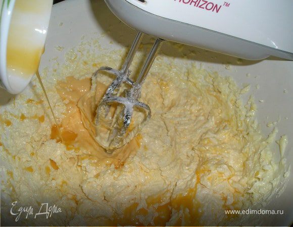 Постепенно  добавить  желтки, ром. 