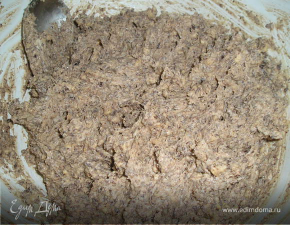 Подмешать  кешью  и  шоколад, просеянные  муку  и  разрыхлитель.