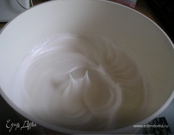 Белки  взбить, постепенно  добавляя  100 г  сахара.