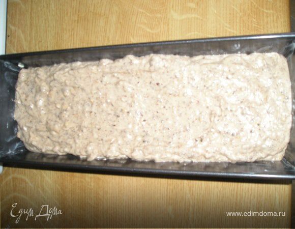 Подмешать  аккуратно  белки  и  физалис  в  тесто. Выложить  в  смазанную  маслом  форму. 