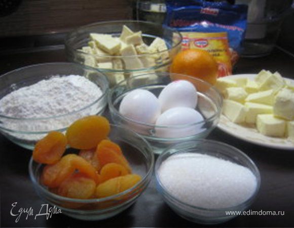   Взбить яйца с сахаром так, чтобы масса увеличилась в объеме.