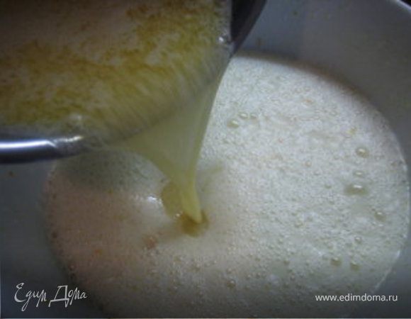 Добавить к яйцам шоколадно-сливочную массу и все хорошо взбить.