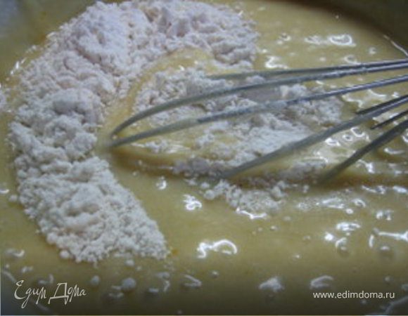 Постепенно добавляя муку с разрыхлителем, медленно взбить «тесто» до однородной массы.