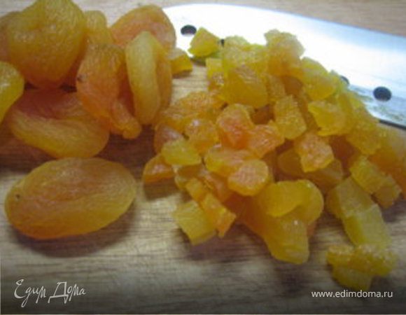 Нарезать курагу кубиками. Поломать оставшийся шоколад.