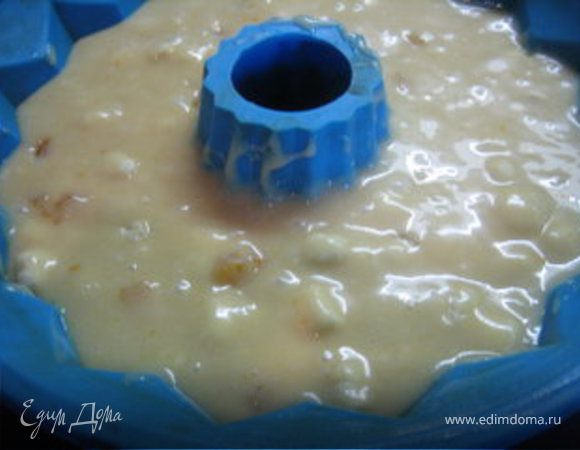 В смазанную маслом  форму выложить тесто.