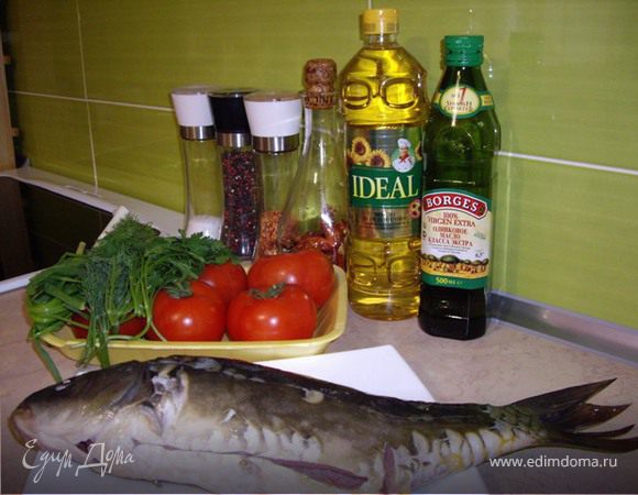 Для этого рецепта нам понадобится, собственно говоря сам карп, чищенный и потрошеный, весом примерно 1 кг., помидоры 4-5 штук, масло для обжарки (берем смесь растительного и оливкового, нам кажется так вкуснее) соль, перец, зелень, ну и хорошее настроение соответственно!