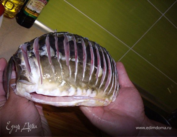 На рыбе делаем надрезы, примерно через 1 см., так мы избавляемся от мелких костей. Они при обжарке рыбы, растворяются.
