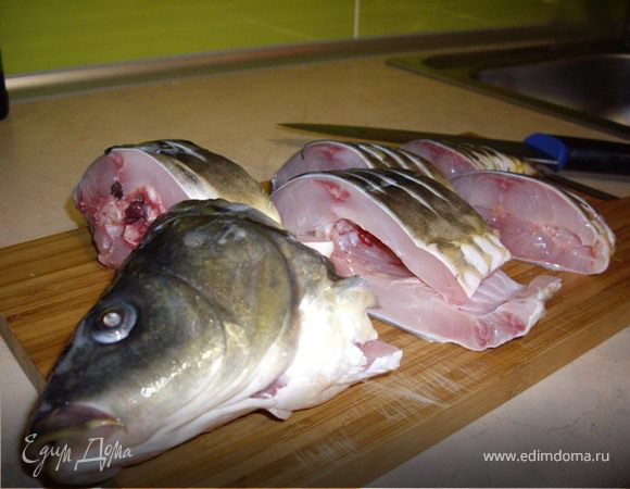 Нарезаем на порционные куски, солим, перчим по вкусу