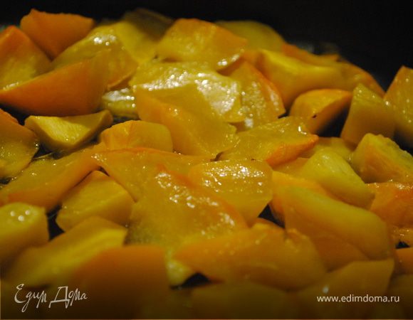 Очистить тыкву от кожуры и семян. Мякоть нарезать на небольшие кусочки. Выложить их в форму, смазанную оливковым маслом, и выпекать 20 мин при 200 градусах.