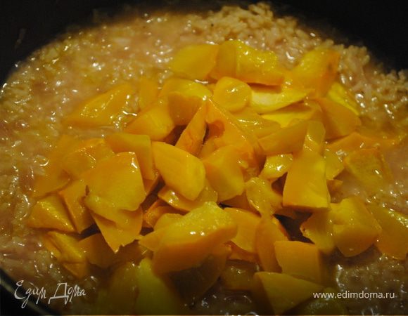 Продолжать вливать бульон, пока рис не станет мягким внутри, но еще твердым снаружи. Добавить запеченную тыкву, тертый пармезан и посыпать ризотто петрушкой.