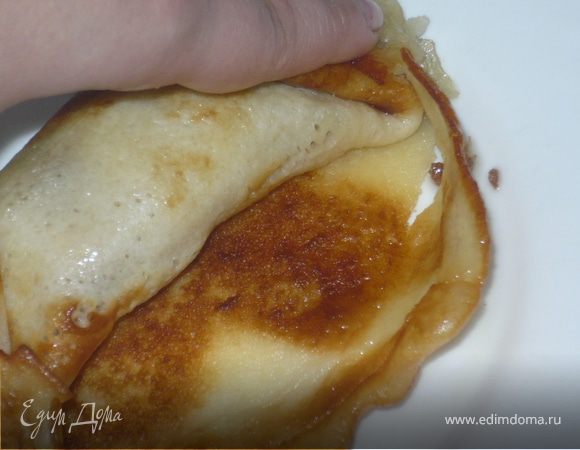 Обжариваем лук, добавляем фарш, солим, перчим.