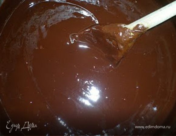 Начинка:
На водяной бане расторить масло и шоколад.
Взбить яица ,белок,соль,сахар в светлую пену.Смешать аккуратно  с растопленным шоколадом.
Всю начинку выкладываем на полу испеченное тесто и ставим в предварительно разогретую до 175гр на 20 минут.
Остудить