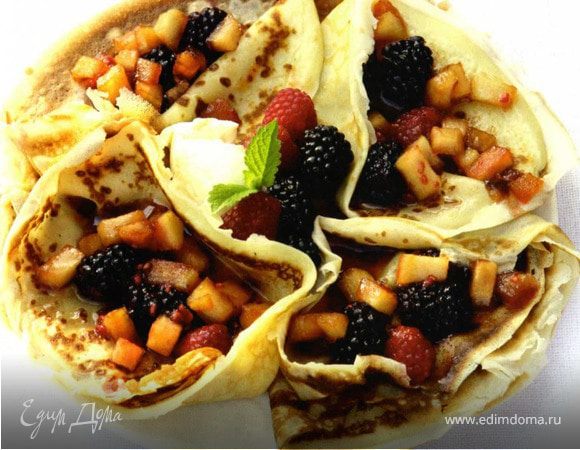 Блины сверните треугольниками ,отогните один край и выложите туда начинку .Подавайте с йогуртом.