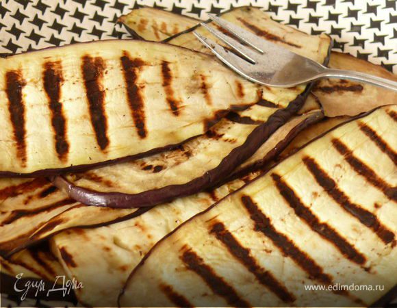 Баклажаны тонко порезать и обжарить на гриле или обычным способом.Я резала вдоль, потом уже на кусочки,но можно сразу  тонкими кружочками.