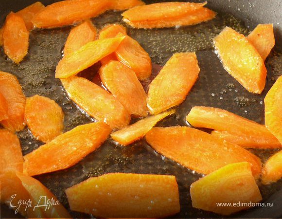 Очищенную морковь порезать кружочками, наискосок. Обжарить в оливковом масле со щепоткой сахара. Переложить к баклажанам вместе с маслом, на котором она жарилась - больше масла мы добавлять не будем.Все перемешать.