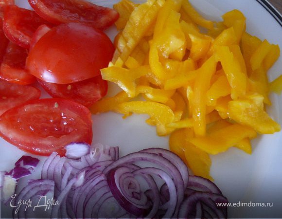 Порезать кольцами или полукольцами лук, соломкой перец.Помидоры  - дольками, семена удалить.