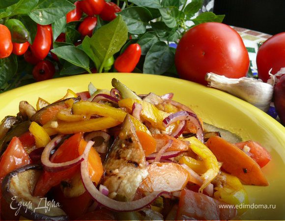 Все ингредиенты смешать, добавить мелко рубленный чеснок, посолить,заправить уксусом по вкусу. Если считаете нужным  -добавьте еще оливкового масла.Дать настояться минут 5 и-готово! 