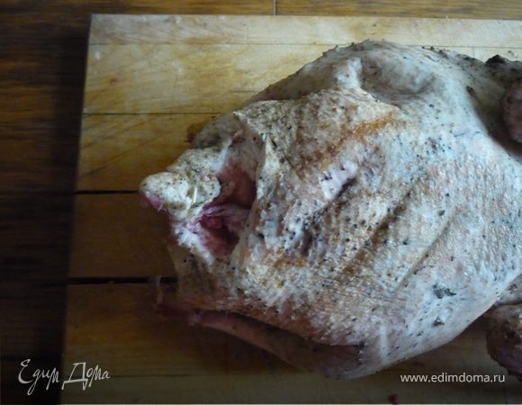 Утку тщательно моем, обсушиваем бумажным полотенцем. Если приобрели утку на рынке, то кожу зачищаем обратной стороной ножа. Проверяем, чтобы все потроха были удалены. Очень рекомендую возле хвостовой части со стороны спинки вырезать сальную железу, т.к. именно она источник специфического запаха и вкуса водоплавающей птицы.