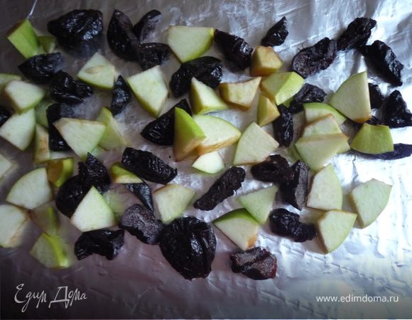 Яблоки нарезать на 6-8долек, вырезать сердцевину. Брюшко и шею заполнить яблоками. Утку зашить, крылья и лапы связать. Шить лучше белыми хлопчатобумажными нитками, что бы не прокрашивали мясо и не расплавились. Расстелить фольгу, под утку выложить резаные яблоки (порезать помельче) и половину чернослива.