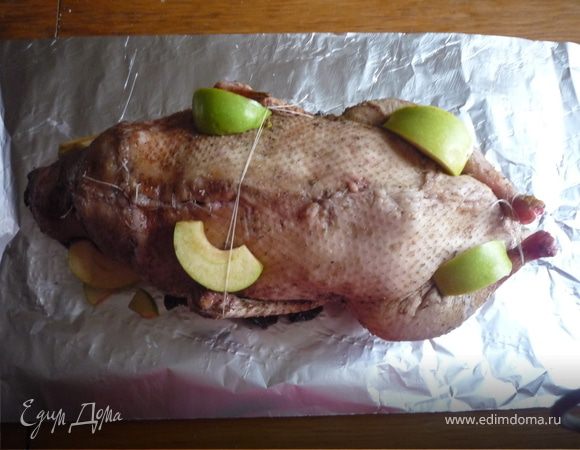  Сверху положить утку, на нее немного яблок и чернослива под нитки. Заворачиваем в фольгу тремя оборотами. Сбоку добавляем еще немного яблок и верхние и нижние боковины скрепляем вместе. Если ширины фольги не хватает, то оборачиваем утку поперек 2 раза. Помещаем в рукав для запекания. Сверху только в рукаве делаем несколько отверстий для выхода пара. Всячески стараемся сохранить целостность фольги. 
