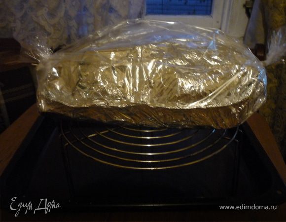 Упакованную в фольгу утку можно хранить в холодильнике до суток и выпекать за 2,5 часа до прихода гостей. Утку кладем на подставку для гриля или любую решетчатую металлическую подставку, хотя бы для кастрюль, но не на сплошной лист, а то спинка может подгореть. Вниз подставляем какую-либо емкость, а то вдруг немного жидкости все-таки выльется. Ставим в разогретую до 180*С духовку и выпекаем 1,5-2 часа.  