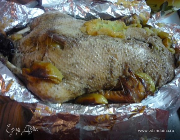 Затем верхнюю часть рукава и фольги разрезаем и отворачиваем. Сок сливаем на сковороду. Утку кладем на решетку для гриля или возвращаем на развернутую фольгу и запекаем еще 30 минут до хрустящей корочки. Главное - не пересушите. 