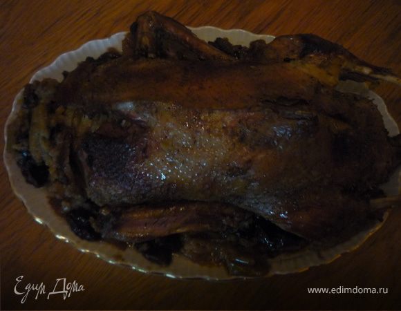 Готовую утку достать из духовки, дать постоять 15 минут. Аккуратно разделать, не забудьте удалить нитки. Вниз на блюдо выложить яблоки и чернослив со сковороды, сверху яблочки из утки, а на них кусочки запеченой утки. Приятного аппетита!