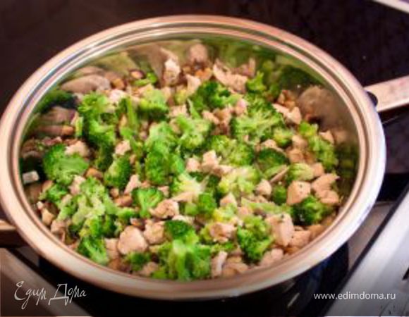 Готовим начинку.
Куриное филе отварить до готовности (варить около 20 минут после закипания).Мелко нарезать.Лук мелко покрошить.Грибы нарезать небольшими кусочками.На растительном масле обжарить лук.Добавить грибы, жарить 10 минут.Посолить.Добавить филе.Следом добавить брокколи (предварительно разморозить).Жарить 10 минут.Остудить.


