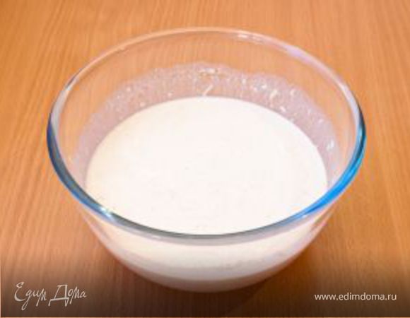 Готовим заливку.
Сыр натереть на мелкой терке.Яйца немного взбить.Добавить сливки, перемешать.Добавить сыр, перемешать.Добавить мускатный орех.Перемешать.Если необходимо, посолить.

