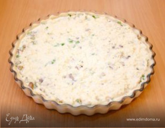 Форму (я использовала форму диаметром 27 см, и высотой 3 см) смазать маслом, или застелить бумагой для выпечки, выложить тесто, сделать бортики.Выложить начинку.Выложить заливку.