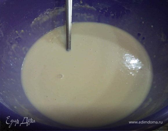 Смешать яйца и сухие ннгридиенты для теста, постепенно ввести молоко, до получения консистенции сметаны. Влить в тесто подсолнечное масло и хорошо перемешать до получения однородной массы.
