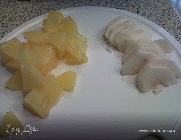 Нарезать маринованный ананас кусочками либо взять порезанный(из расчета 7-10 маленьких кусочков ананаса на один блин).