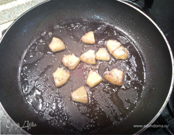 Накалить сковороду и расплавить на ней небольшой кусочек сливочного масла, затем обжарить 7-10 маленьких кусочков ананаса и залить блинной масой(чтобы получился тоненький блинчик).
