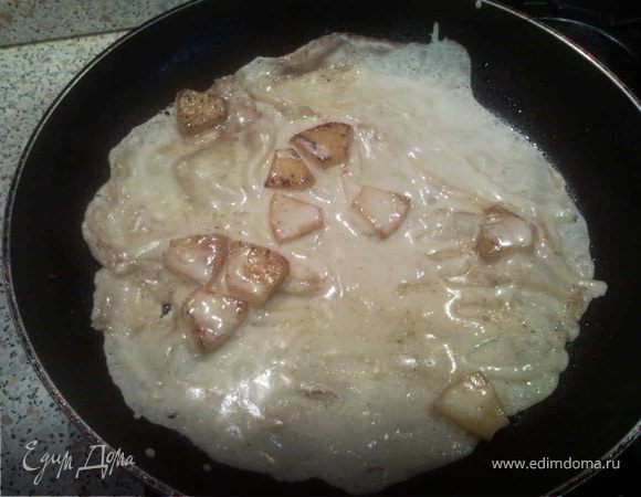 Отделить блин от сковороды по бортикам и подкинувши его вверх-повернуть.