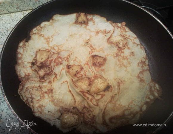 Выложить блин со сковороды, накрошить наверх небольшое количество сливочного масла и посыпать сверху сахаром(не для сладости, а чтобы хрустело на зубах)).