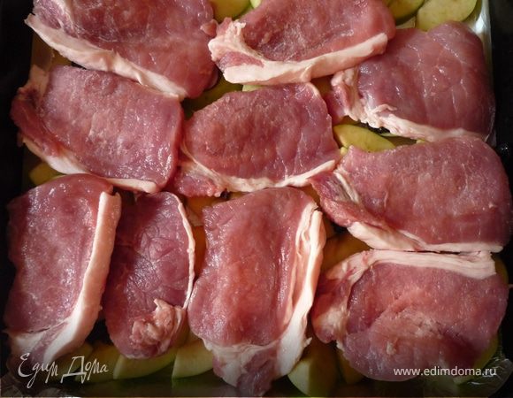 Корейку порезать поперек волокон кусочками толщиной в 1 см. Можно слегка отбить. Посолить поперчить, равномерно разложить на яблоки с черносливом. 